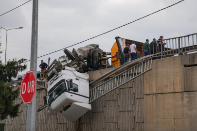 İzmir'de viyadükte asılı kalan tırın sürücüsü yaralandı