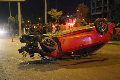 Kontrolden çıktı, kaldırımdaki yayalara çarpıp devrildi: 3 ölü, 3 yaralı