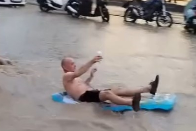 Muğla Fethiye’de turistler sel sularında eğlendi