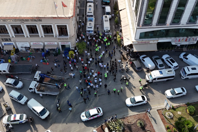 Adana'da dolmuş şoförlerinden eylem: Trafik kilitlendi