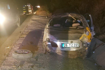 Bilecik'te kontrolden çıkan otomobil beton zemine çarptı: 2 kişi yaralandı