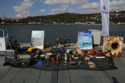 Bursa'da denizden çıkan atıklar Marmara Forum’da sergilendi