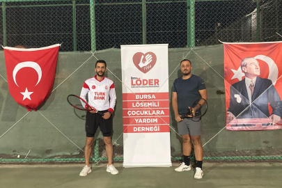 Bursa'da raketler lösemili çocuklar için sallanıyor