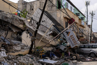 Filipinler'de yaşanan 6,9 büyüklüğündeki depremde hayatını kaybedenlerin sayısı 72'ye çıktı