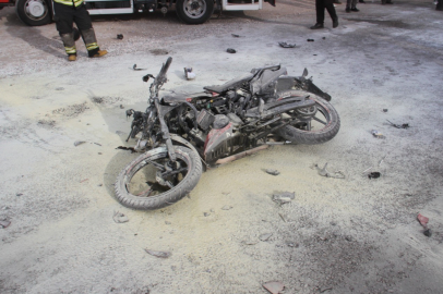 Konya'da işçi servisi ile çarpışan motosiklet alev aldı: 2 kişi yaralandı