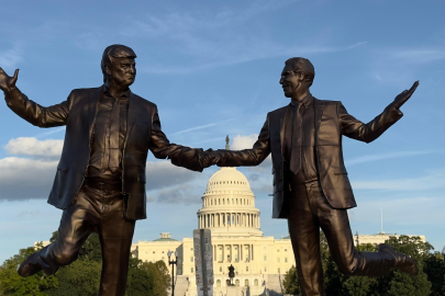 ABD'de Trump ve Epstein'ın el ele tasvir edildiği heykel eski yerine yerleştirildi