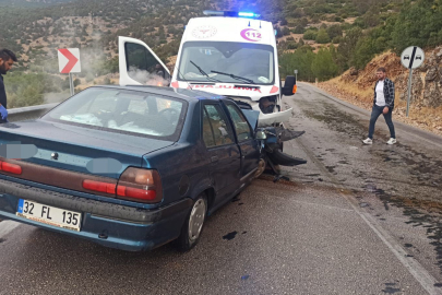 Burdur'da ambulans ile otomobil çarpıştı: 4 yaralı