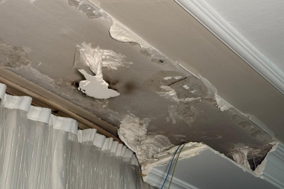 İstanbul Fatih’te bir evin tavanı deprem sebebiyle çöktü