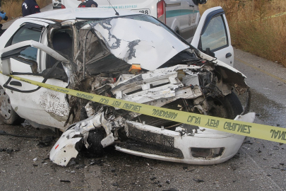 Manisa'da otomobil ile kamyonet kafa kafaya çarpıştı: 1 ölü