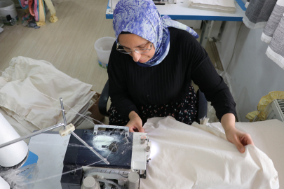 Bursa'da kooperatifleşen kadınlar ev tekstili üretimi yapıyor