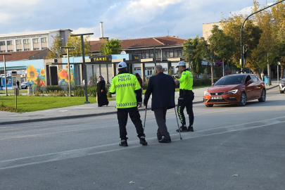 Bursa'da polisten alkış toplayan hareket! Yolun karşısına geçmesine  yardımcı oldu