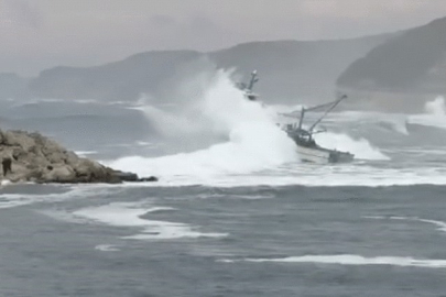 Dev dalgalarla mücadele! Kıyıköy’de panik anları kamerada