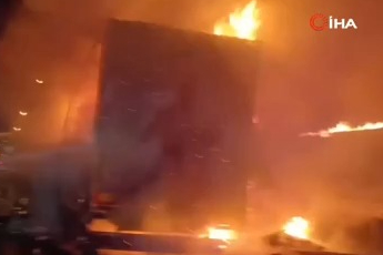 Şanlıurfa'da TV yüklü tır alev topuna döndü!