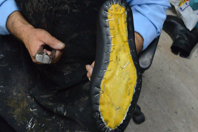 Babasından öğrendiği ayakkabıcılık mesleğini Bursa'da sürdürüyor!