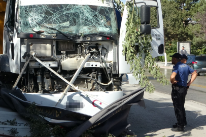 Malatya'da kontrolden çıkan hafriyat kamyonu iş yerlerine daldı