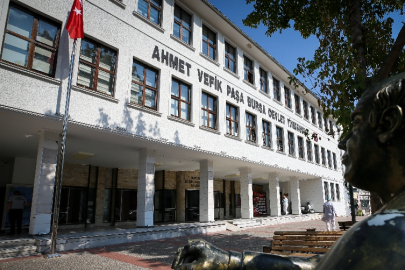 Bursa'nın simgelerinden Ahmet Vefik Paşa Bursa Devlet Tiyatrosu binası 85 yıldır ayakta