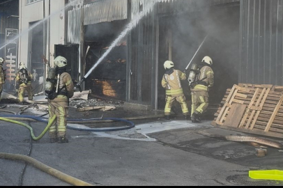İstanbul Beylikdüzü'nde fabrika alev alev yandı