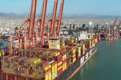 Mersin limanında tarihi gün! 400 metrelik mega gemi ilk kez demir attı