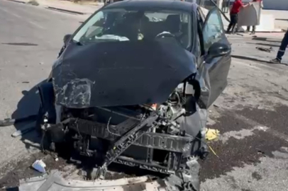 Aksaray'da otomobilin kamyonetle çarpıştığı kaza kameraya yansıdı: 2 yaralı