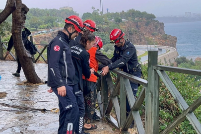 Antalya'da falezlerde mahsur kalan kadın itfaiyenin zorlu operasyonuyla kurtarıldı
