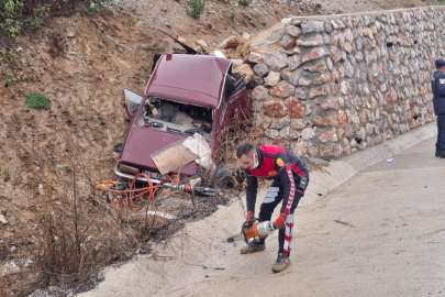 Kütahya'da kayganlaşan yolda otomobil istinat duvarına çarptı: Karı koca hayatını kaybetti