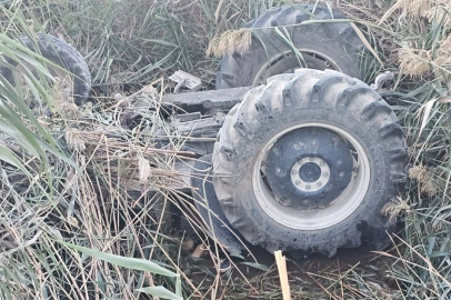 Mersin'de devrilen traktörün altında kalan sürücü hayatını kaybetti