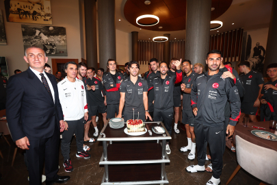 Milli Takım kampında Ferdi Kadıoğlu'nun doğum günü kutlandı