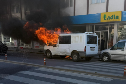 Sivas'ta park halindeki minibüs alev alev yandı