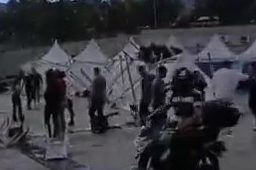 Adana'da kuvvetli rüzgar 'Kariyer Fuarı' çadırlarını uçurdu