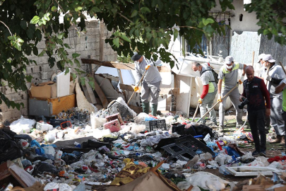 Antalya'da 8 evden tonlarca çöp çıktı