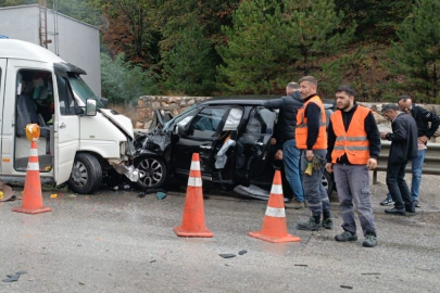 Bolu'da karşı şeride geçen minibüsle otomobil kafa kafaya çarpıştı: 1 yaralı