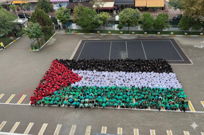 Bursa'da 600 öğrenciden Filistin’e dev bayraklı destek