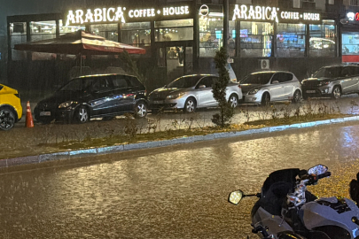 Düzce’de şiddetli yağış sokakları göle çevirdi