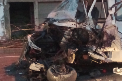 Ordu’da çekici kamyonet ile minibüs kafa kafaya çarpıştı: 3 yaralı