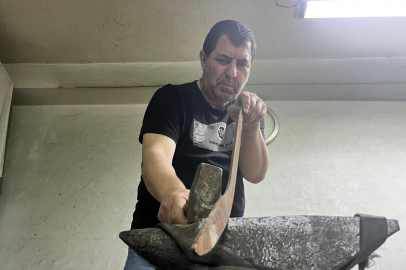 Bursa'da 15 yıldır kişiye özel ve dönemin estetiğine uygun kılıç üretiyor