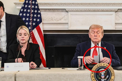 Dünyanın merak ettiği o not! Trump’ın kulağına fısıldayıp verdi...