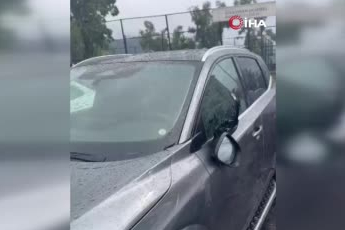 Hatay'da fırtına sebebiyle çatıdan uçan tuğlalar park halindeki araçlara zarar verdi