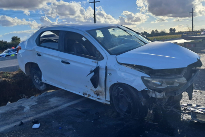 Kilis’te otomobil refüje çarptı: 2 ağır yaralı