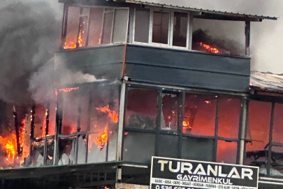 Kocaeli'de çıkan yangında 2 katlı konteyner küle döndü