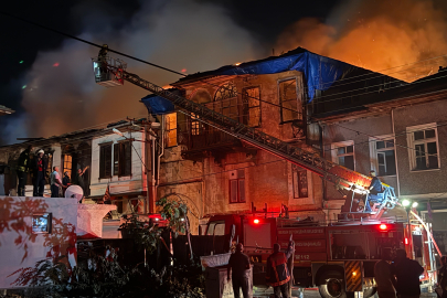 Mersin Tarsus'ta iş yerinde çıkan yangın 2 binaya sıçradı