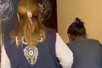 İzmir'de 5 farklı adrese taşındı, şal ve maskeyle gizlenmeye çalışırken yakalandı