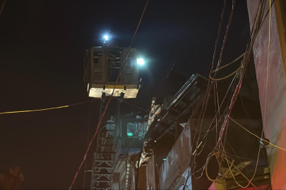 Apartmanın çatı katında çıkan yangın söndürüldü