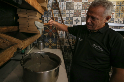 Tescilli "Bursa tahinli pidesi" siyah susam tahiniyle hazırlanarak beğeniye sunuldu