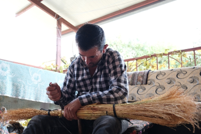 Bursa'da babasının Romanlardan öğrendiği süpürgeciliği 30 yıldır sürdürüyor