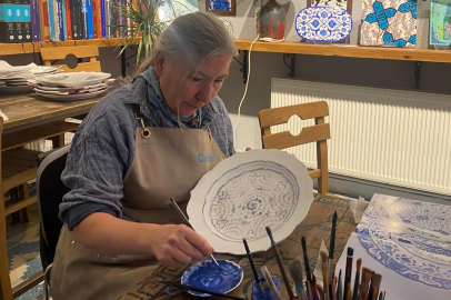 ‘Devlet sanatçısı’ çini ustası, İznik’i resmettiği eserini Bursa'ya gelecek Papa için hazırlıyor