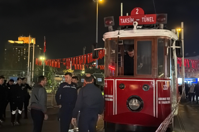 İstanbul İstiklal Caddesi'nde nostaljik tramvayda yangın paniği