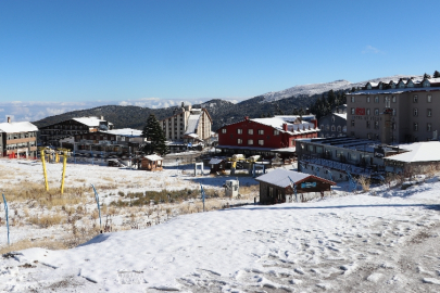 Kar yağışıyla beyaza bürünen Uludağ kayak sezonunu bekliyor