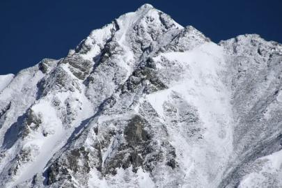 Ülkenin en yüksek 3. dağında ölüm kalım savaşı: Dağcılar mahsur kaldı
