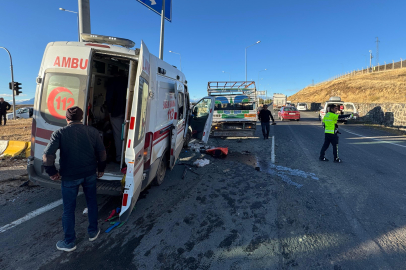 Ağrı’da ambulans kamyonetle çarpıştı: 2’si ağır 7 yaralı