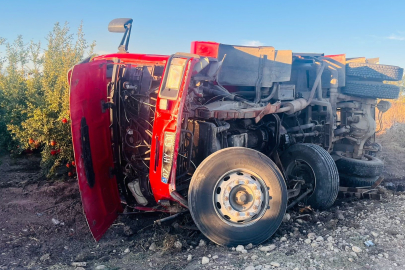 Antalya'da yangına giden itfaiye aracı devrildi: 2 yaralı